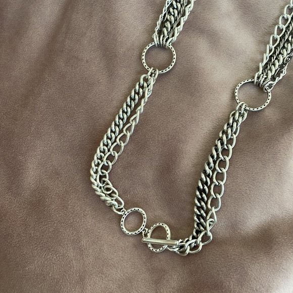 “Vintage” silver and Pearl chain layered necklace by Stella & Dot. Classic style - Picture 3 of 3